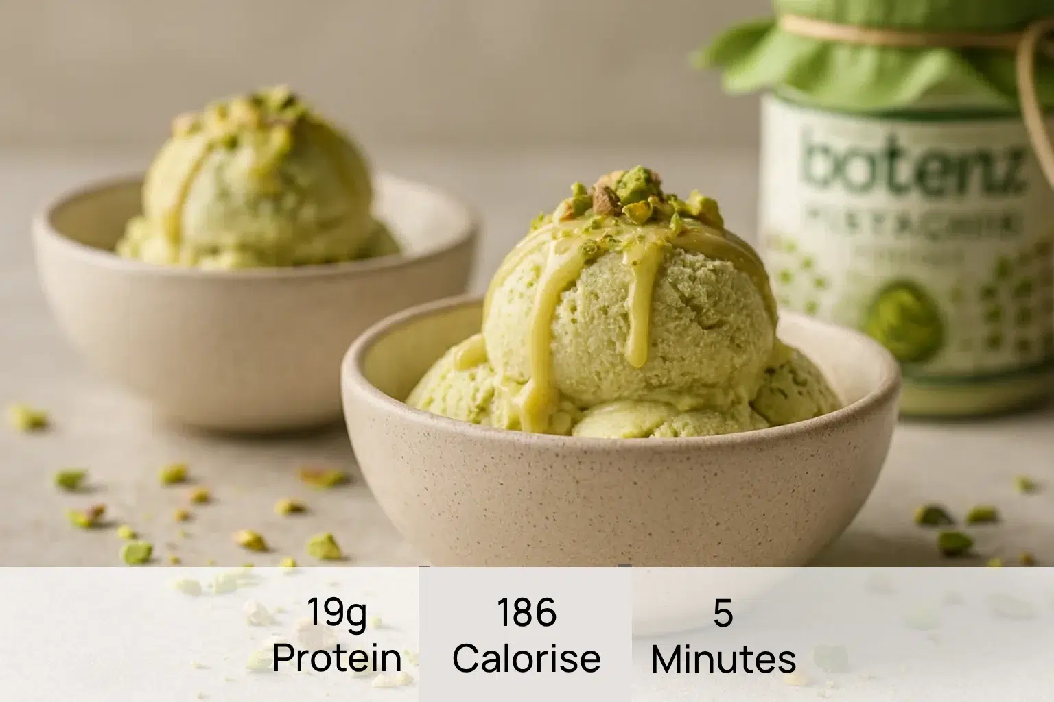 קערת סורבה פיסטוק עם פיסטוקים גרוסים - קינוח קפוא מרענן של בוטנז