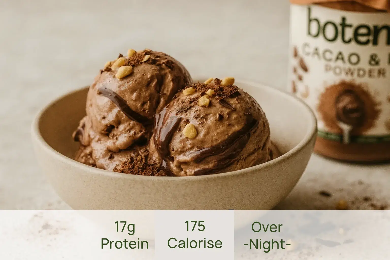 קערת גלידת שנעשתה על ידי אבקת חמאת בוטנים ושוקולד עם זילוף בוטנים ואגוזים - מתכון לבוטנז